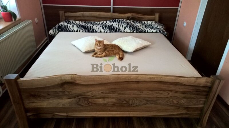 Nussholz Bett