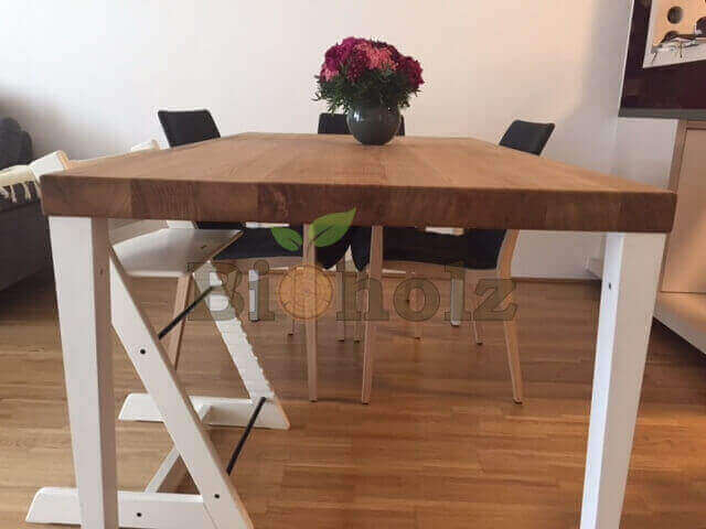 Tisch mit Weißbeinen