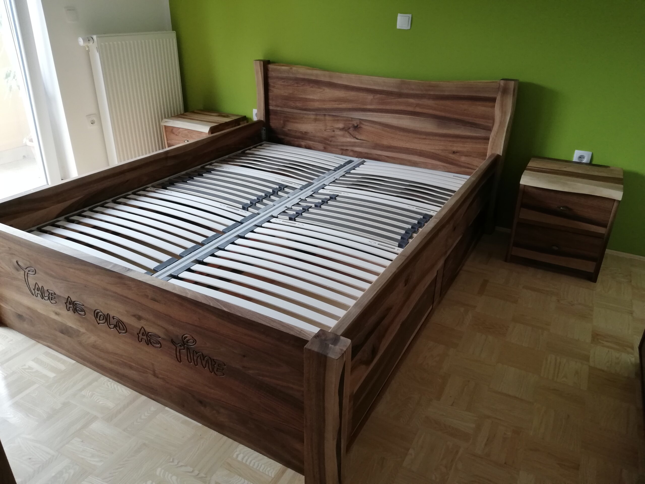 ˝tale as old as time˝ - Nussholz Bett mit Laden