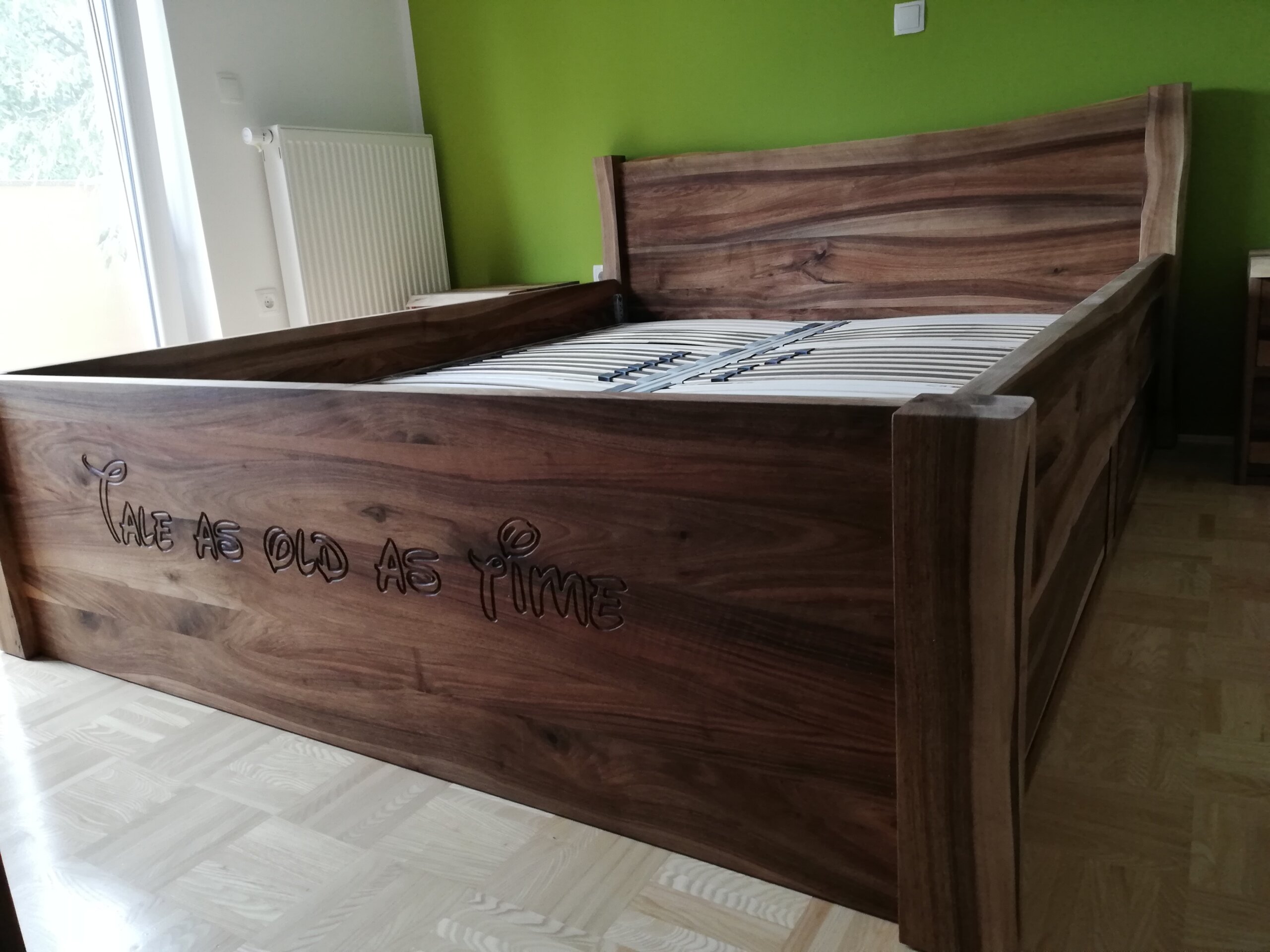˝tale as old as time˝ - Nussholz Bett mit Laden – Bild 3
