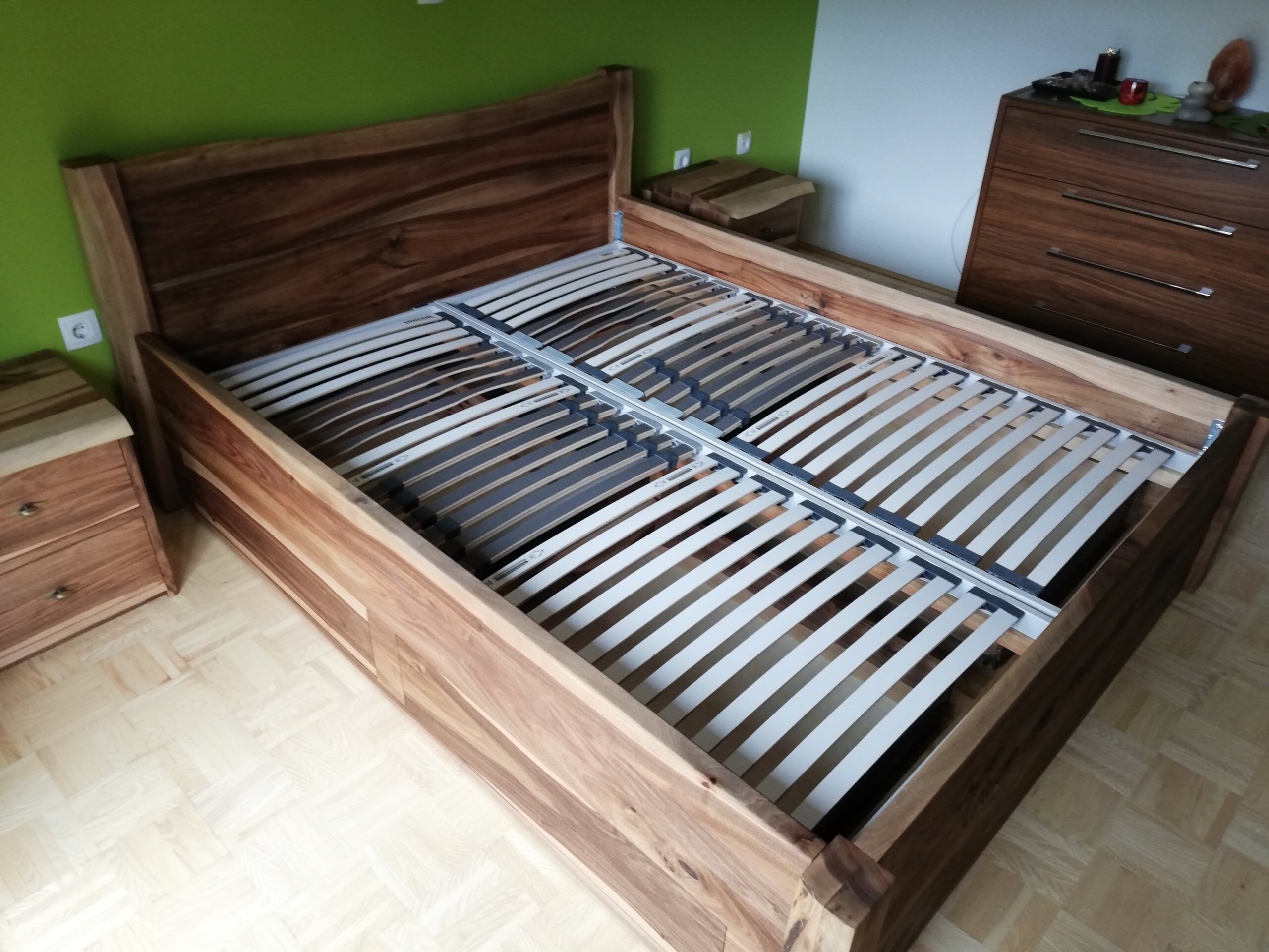 ˝tale as old as time˝ - Nussholz Bett mit Laden – Bild 4