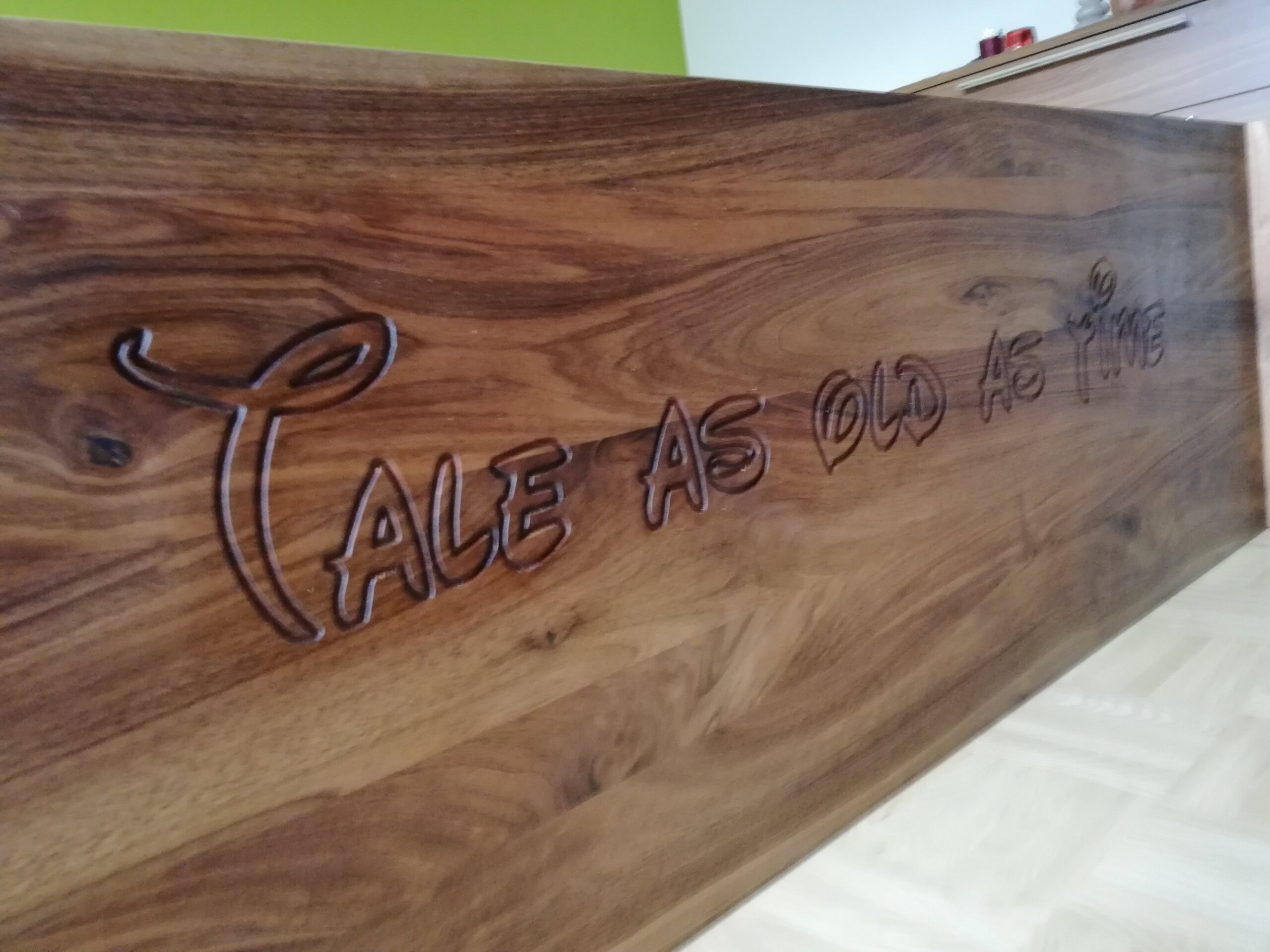 ˝tale as old as time˝ - Nussholz Bett mit Laden – Bild 5