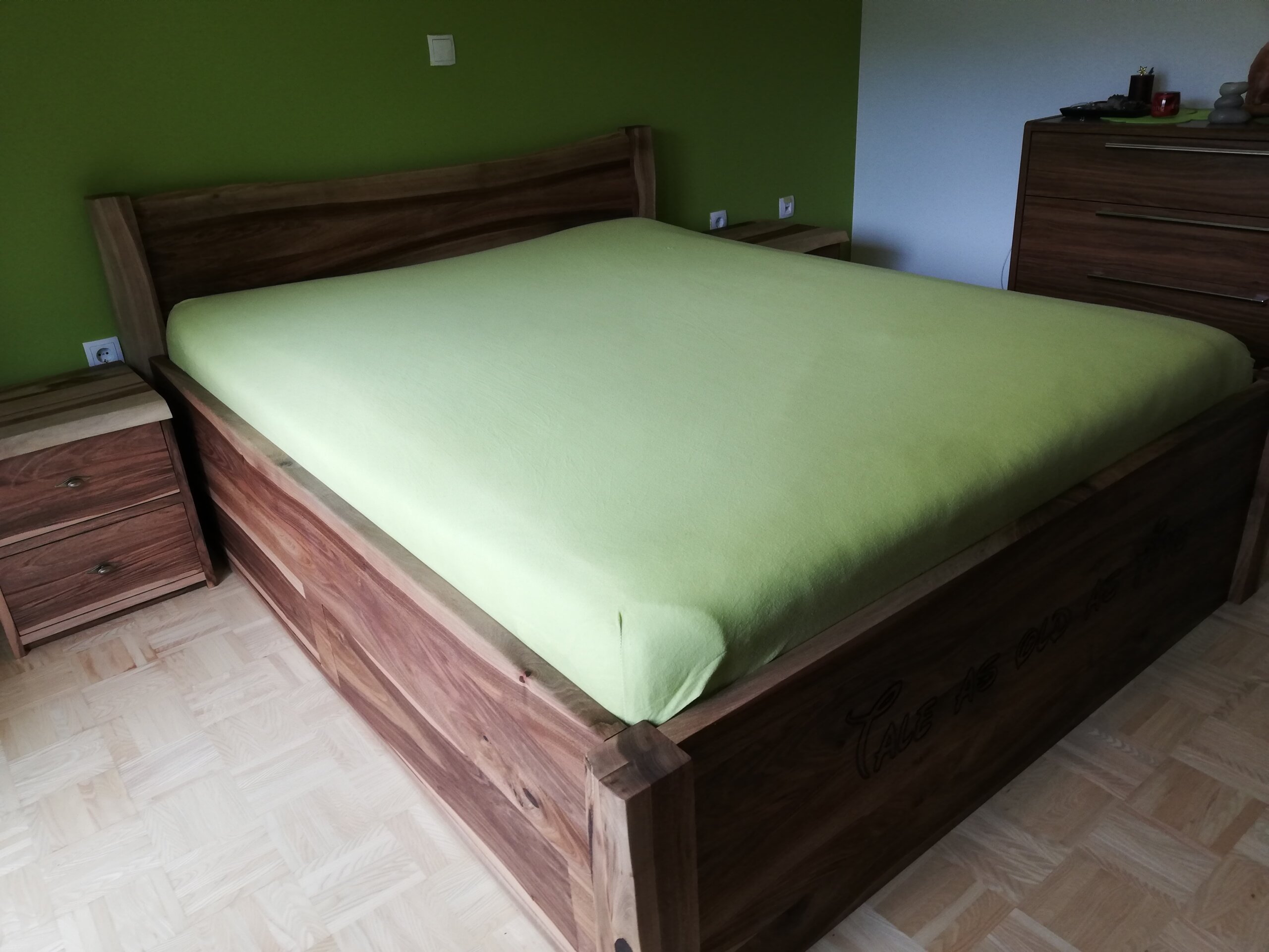 ˝tale as old as time˝ - Nussholz Bett mit Laden – Bild 6