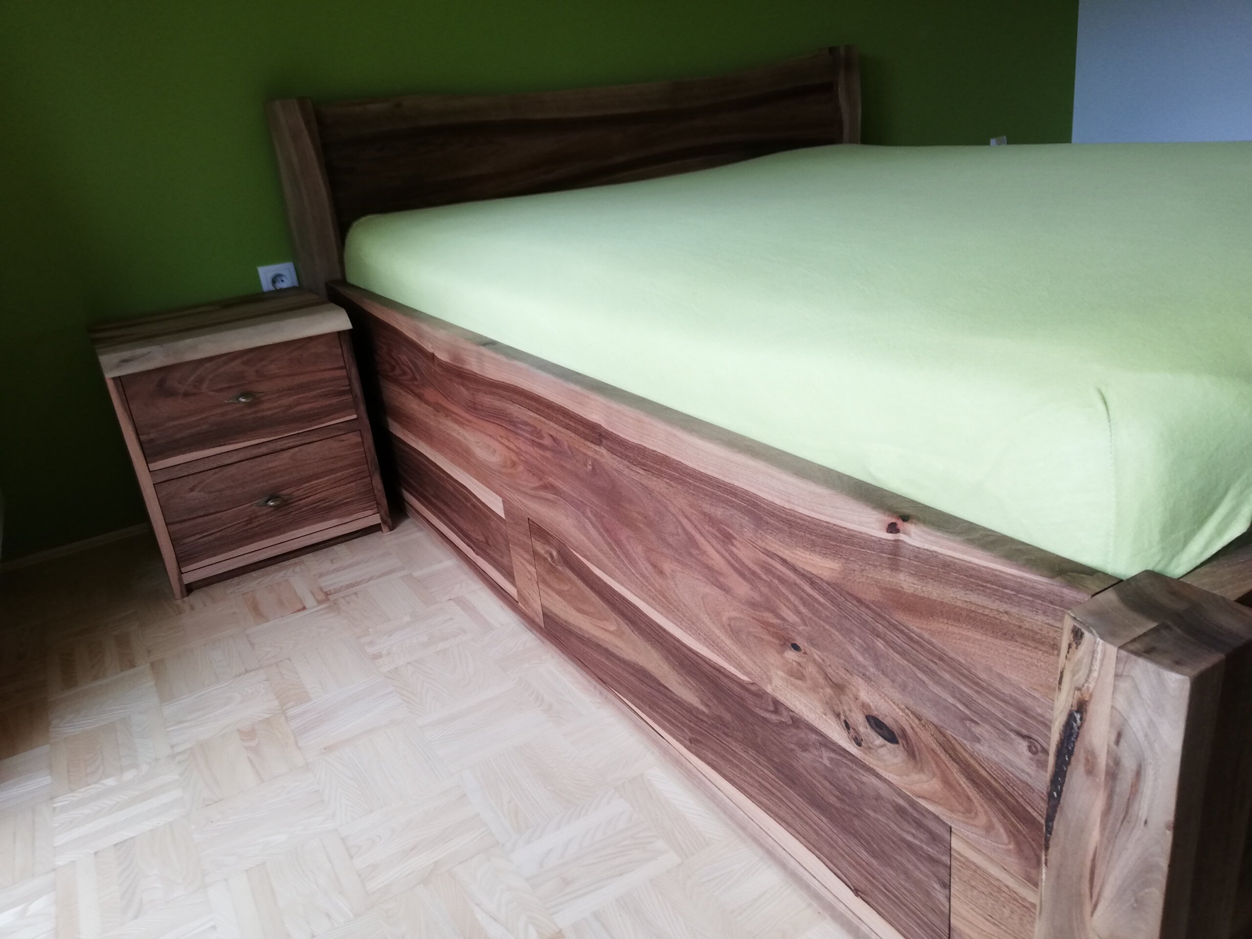 ˝tale as old as time˝ - Nussholz Bett mit Laden – Bild 7