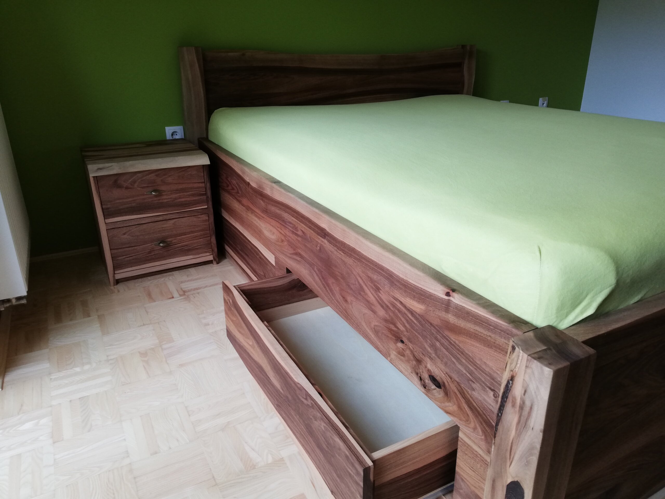 ˝tale as old as time˝ - Nussholz Bett mit Laden – Bild 8