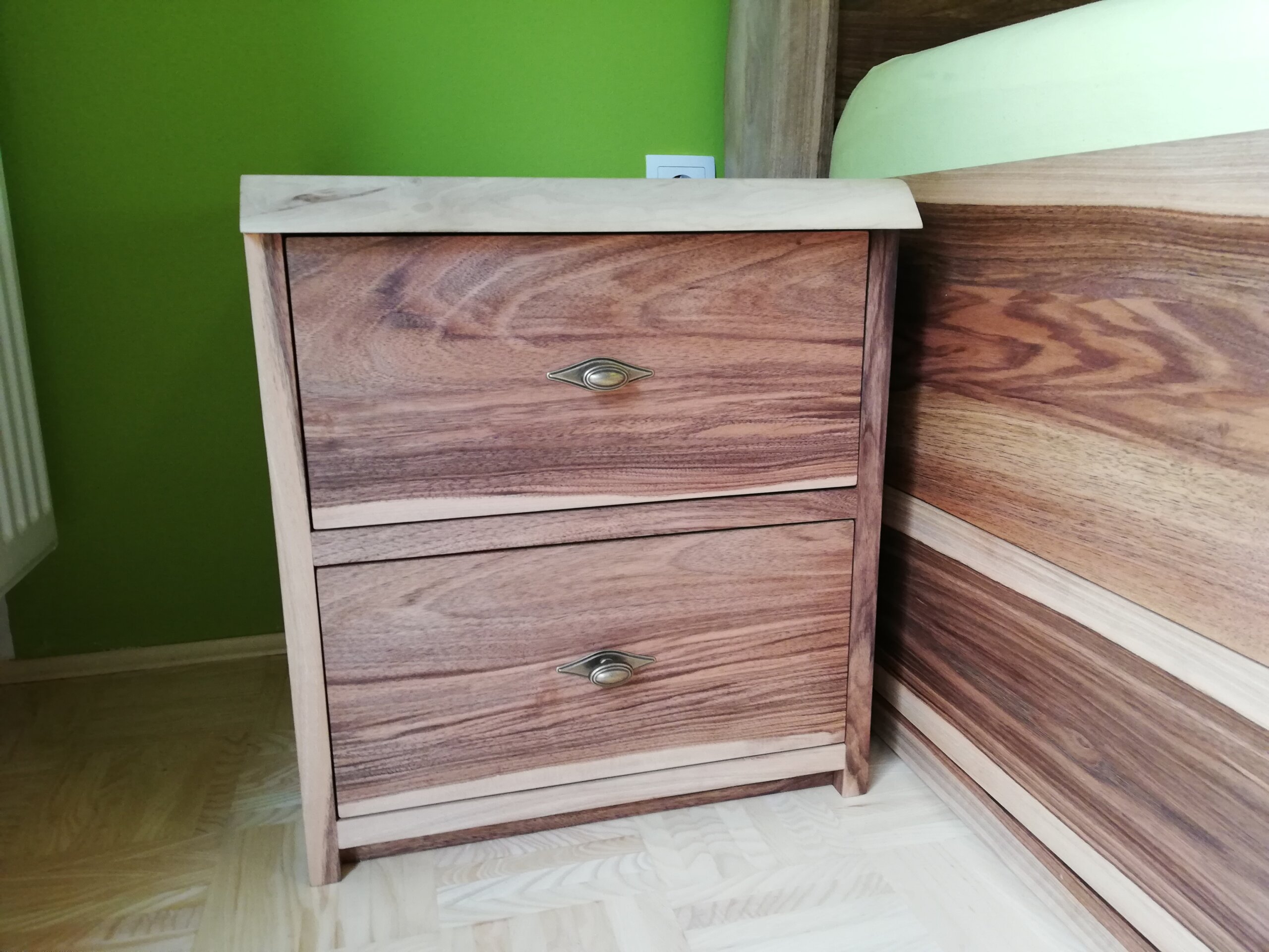 ˝tale as old as time˝ - Nussholz Bett mit Laden – Bild 11