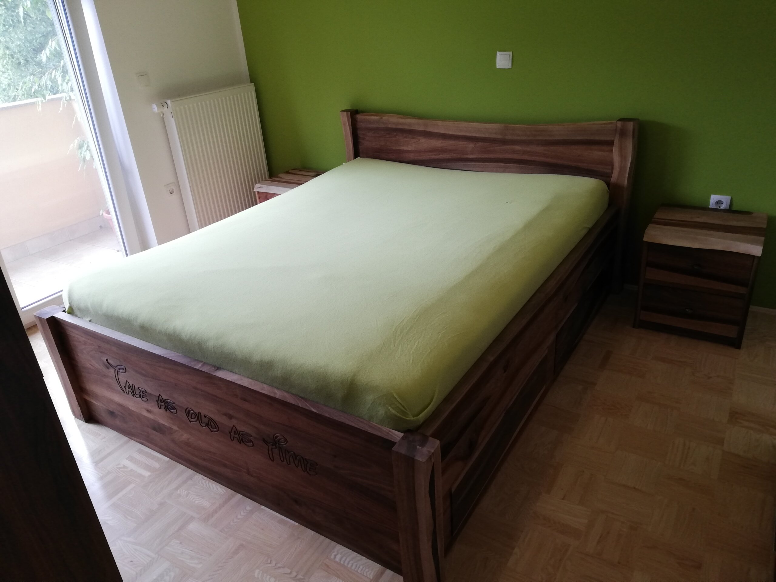 ˝tale as old as time˝ - Nussholz Bett mit Laden – Bild 13
