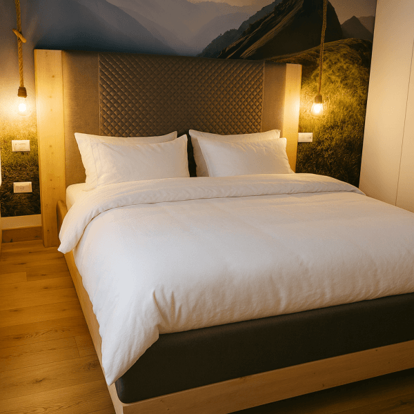 Ein modernes Bett mit einem gepolsterten Kopfteil und weißen Bettwäsche in einem stilvollen Raum.