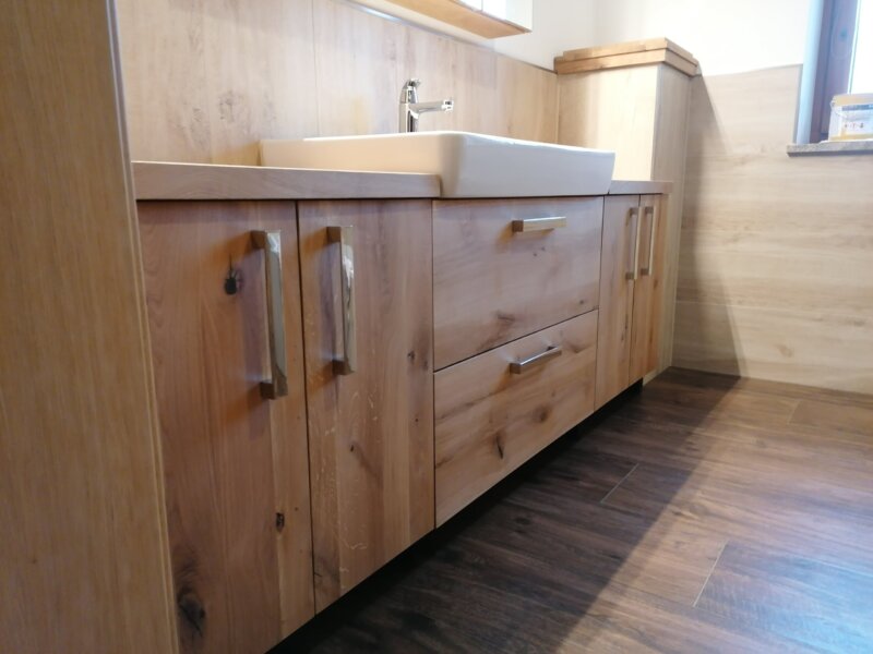 Badezimmerunterschrank aus Eiche