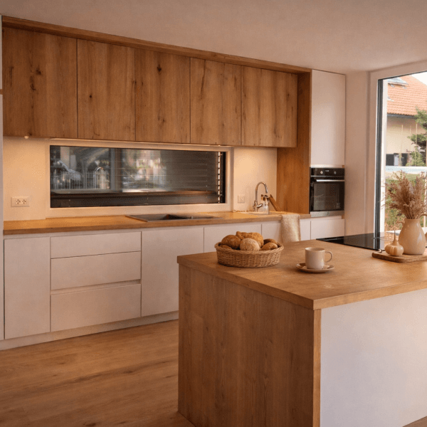Maßgefertigte Küche – zeitlose Eleganz aus Weiß und Eiche