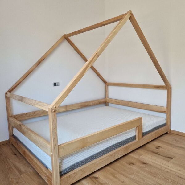 Kinderbett im Hausstil