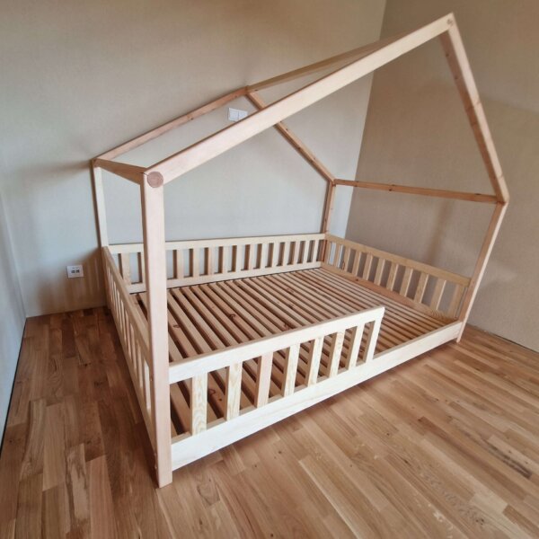 Kinderbett im Hausstil