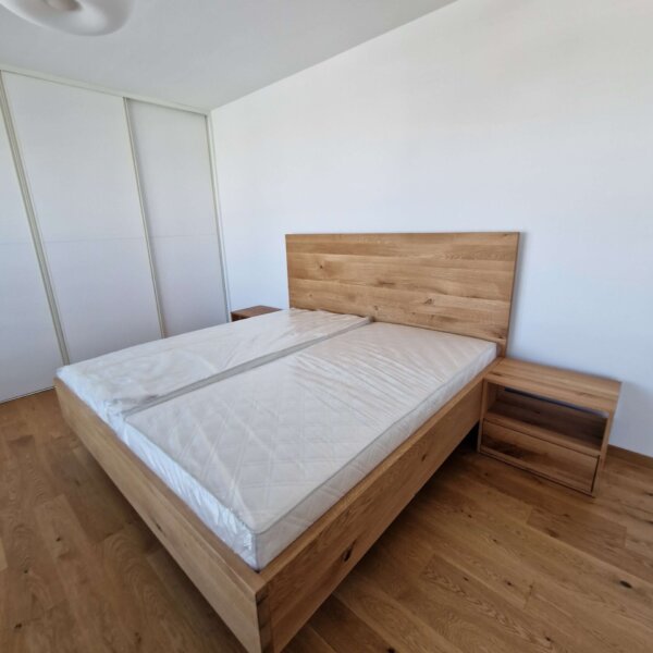Schwebendes Eichenbett