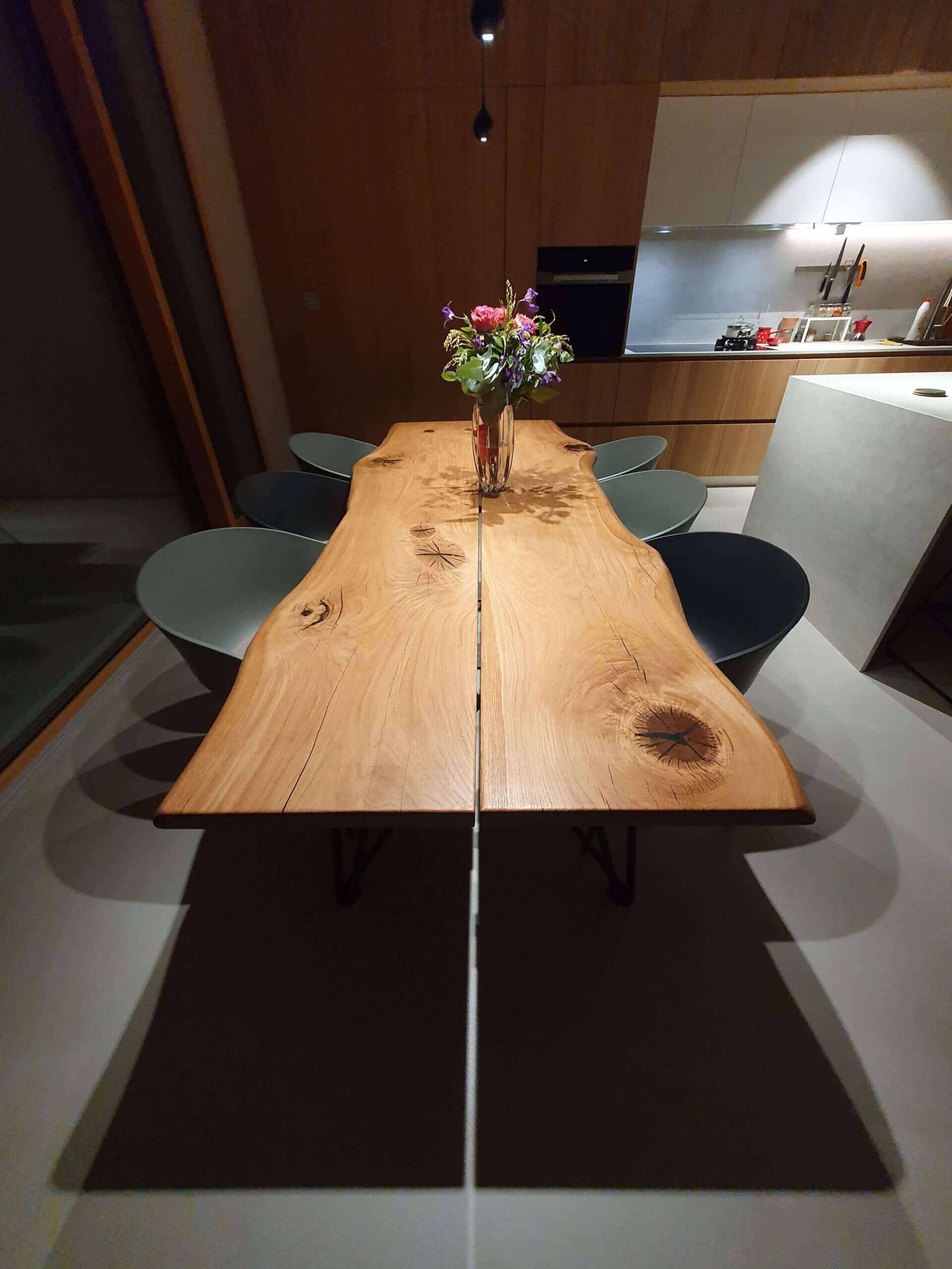 Einzigartiger Massivholztisch aus Wildeiche – Natürliche Baumkante & Rustikaler Prestige Preis: 1.590,00 EUR