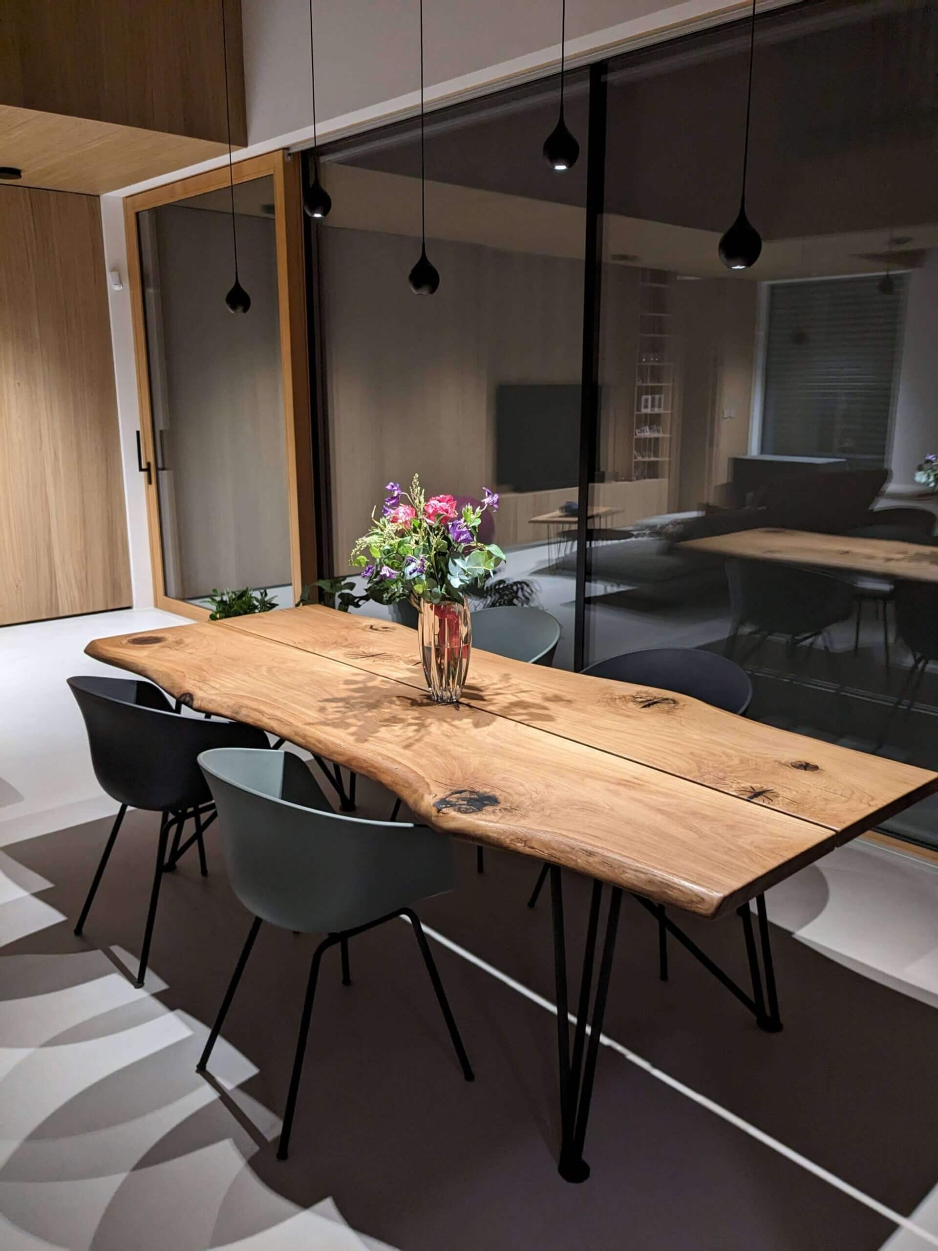 Einzigartiger Massivholztisch aus Wildeiche – Natürliche Baumkante & Rustikaler Prestige Preis: 1.590,00 EUR – Bild 7