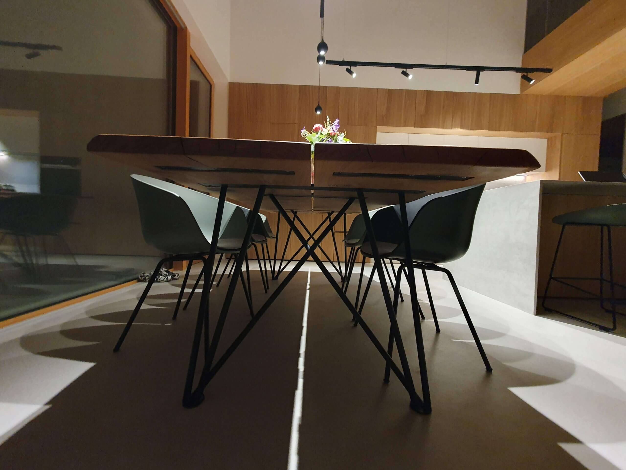 Einzigartiger Massivholztisch aus Wildeiche – Natürliche Baumkante & Rustikaler Prestige Preis: 1.590,00 EUR – Bild 9