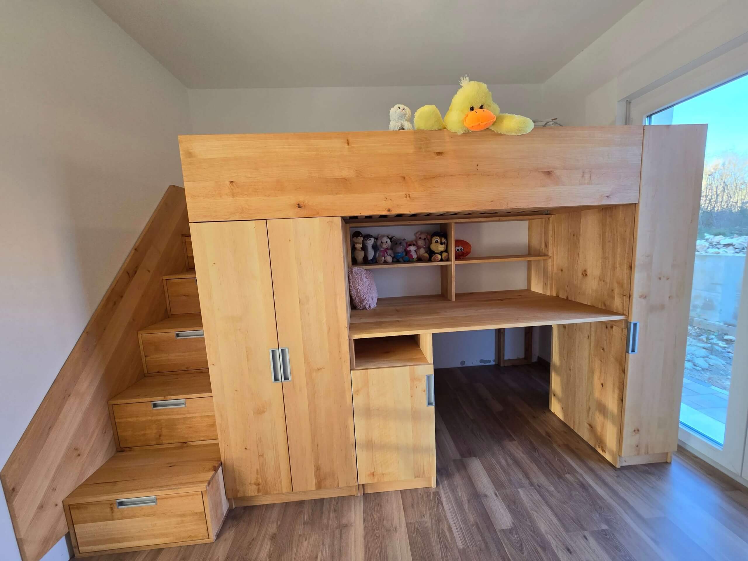 Praktisches und elegantes Kinderzimmer für optimale Raumausnutzung – Bild 2