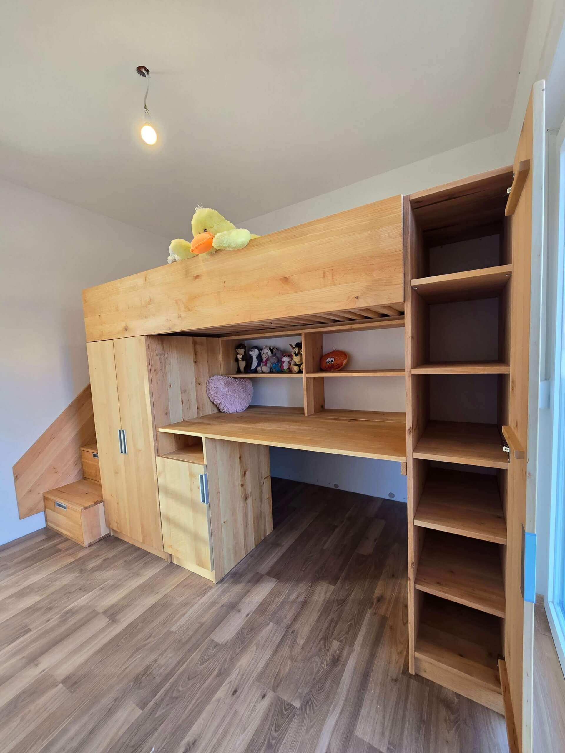 Praktisches und elegantes Kinderzimmer für optimale Raumausnutzung – Bild 3