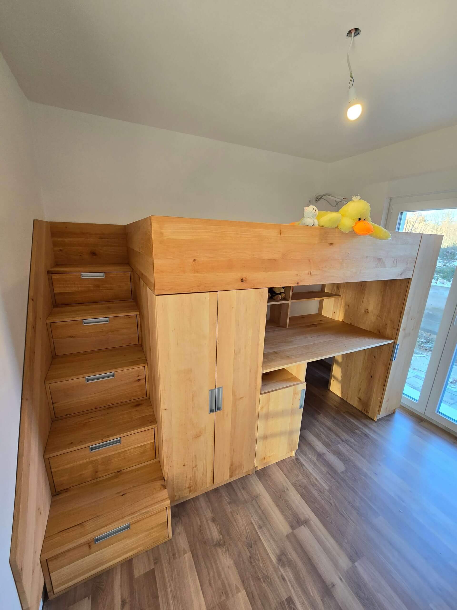 Praktisches und elegantes Kinderzimmer für optimale Raumausnutzung