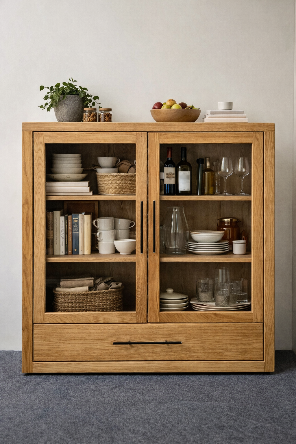Exklusive Eichenkommode mit Glastüren und Carbongriffen – Bild 4