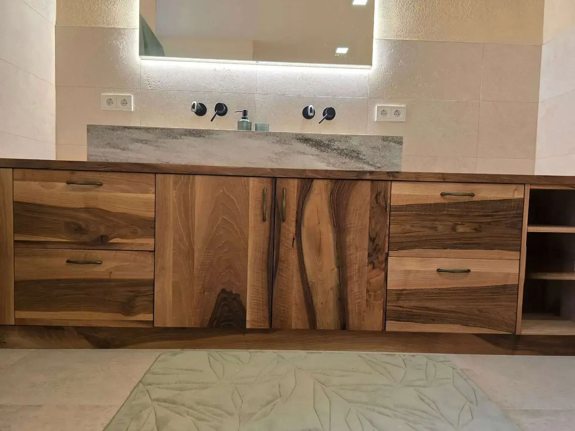 Maßgefertigtes Walnuss-Badezimmer – Perfekte Kombination aus Eleganz und Exklusivität – Bild 2