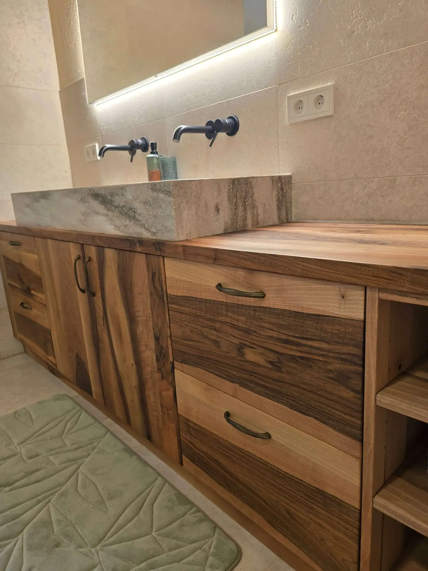 Maßgefertigtes Walnuss-Badezimmer – Perfekte Kombination aus Eleganz und Exklusivität – Bild 5