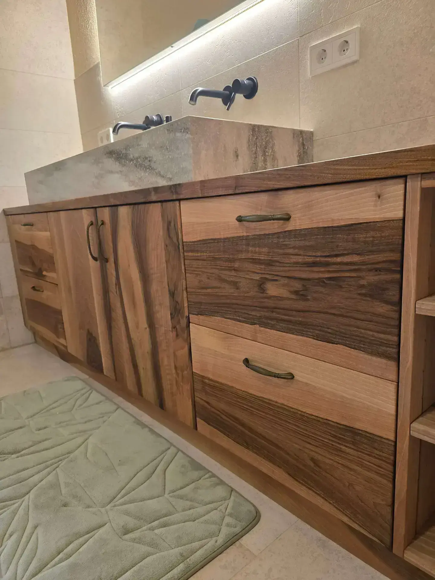 Maßgefertigtes Walnuss-Badezimmer – Perfekte Kombination aus Eleganz und Exklusivität – Bild 6