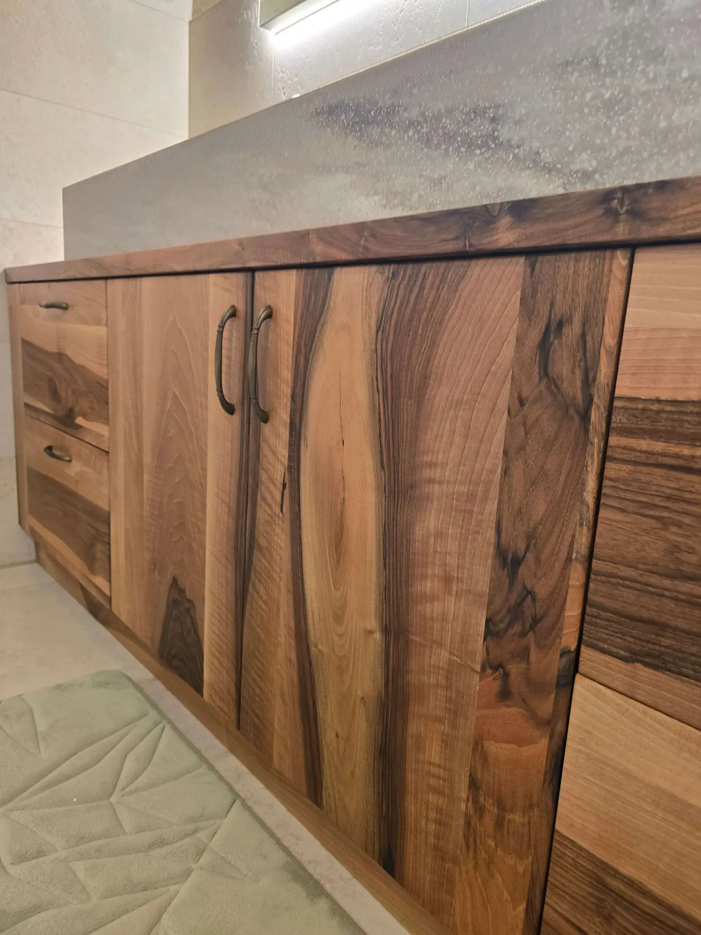 Maßgefertigtes Walnuss-Badezimmer – Perfekte Kombination aus Eleganz und Exklusivität – Bild 7