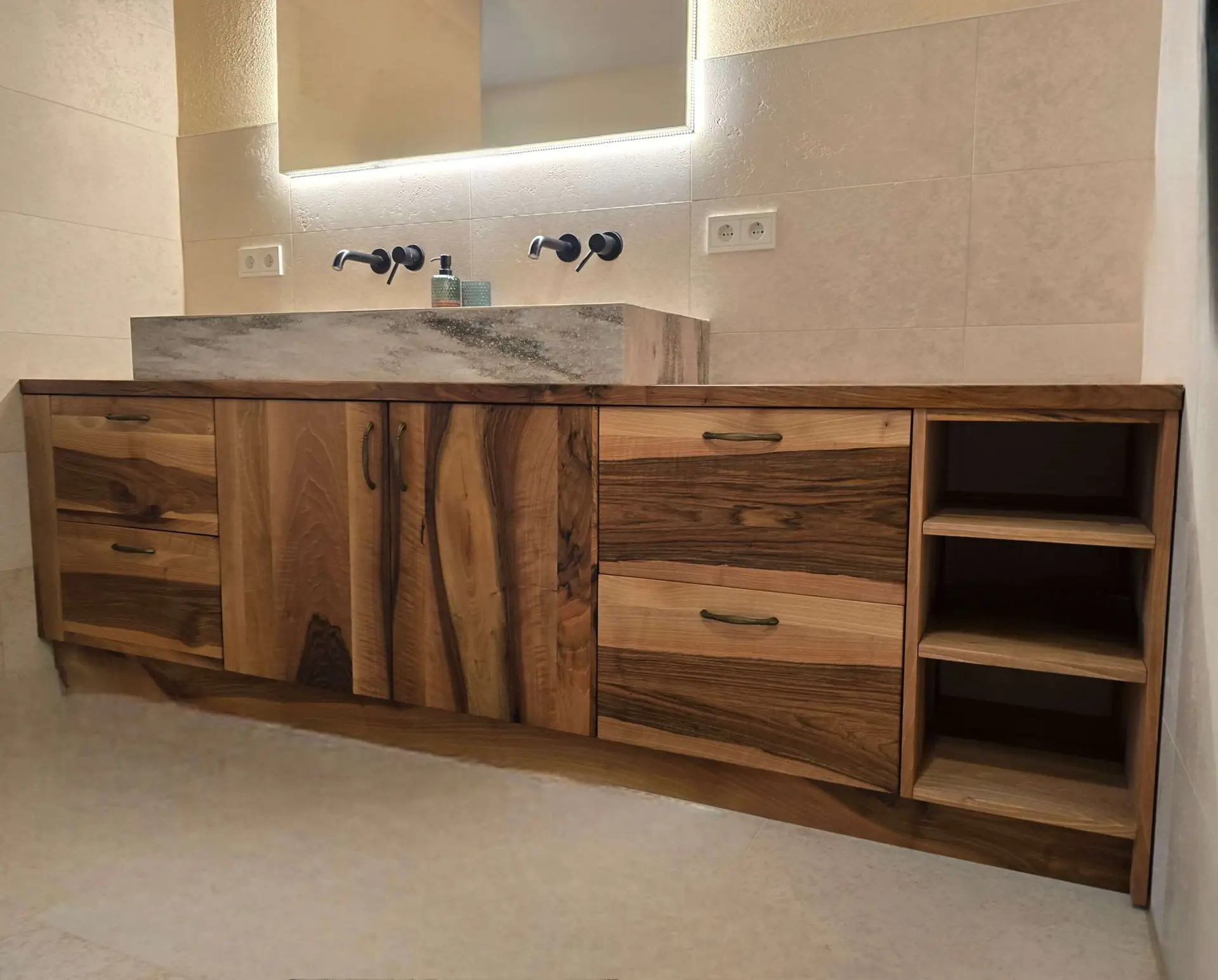 Maßgefertigtes Walnuss-Badezimmer – Perfekte Kombination aus Eleganz und Exklusivität