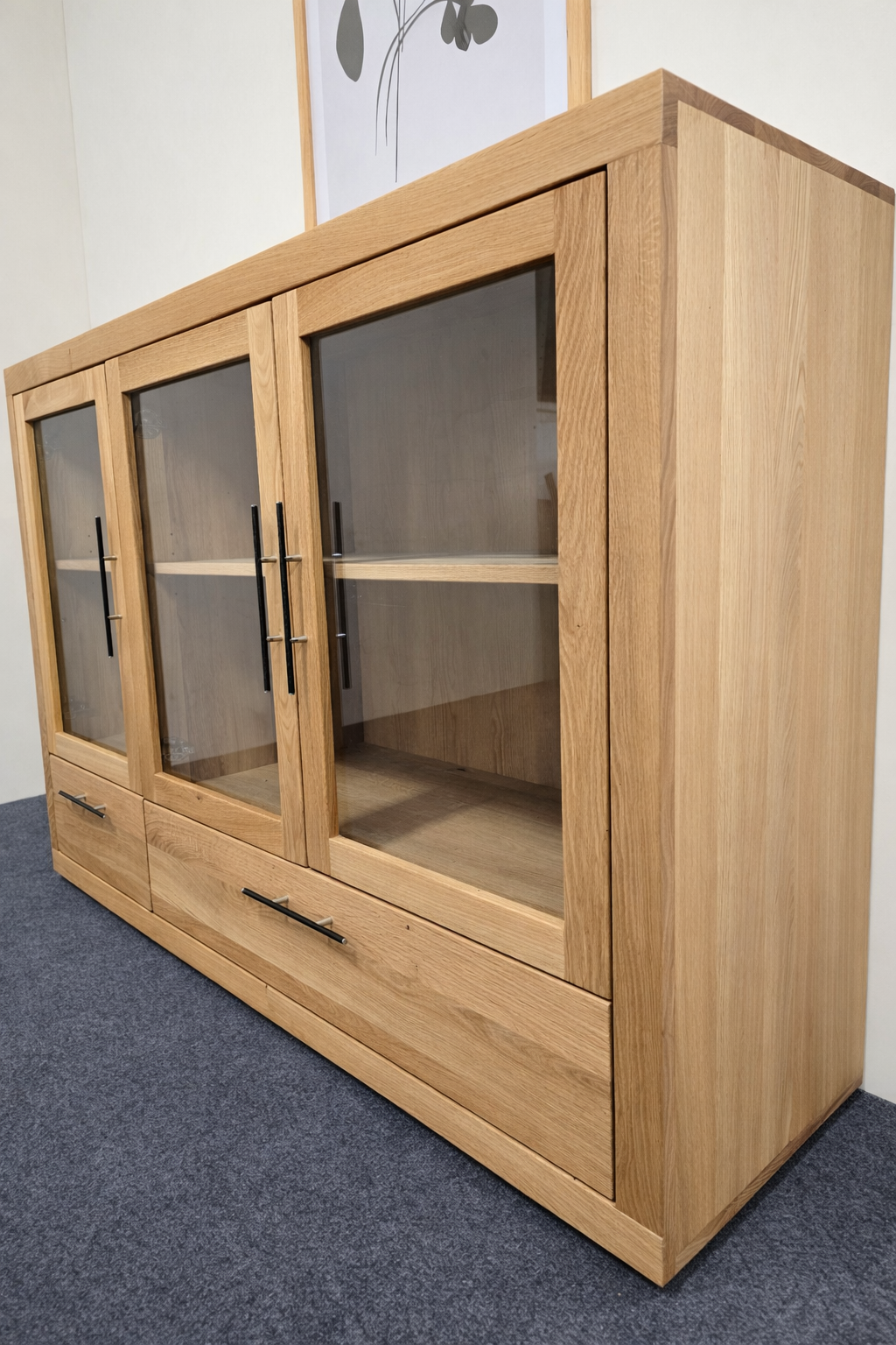 Exklusive Eichenkommode mit Glastüren und Carbongriffen – Bild 2