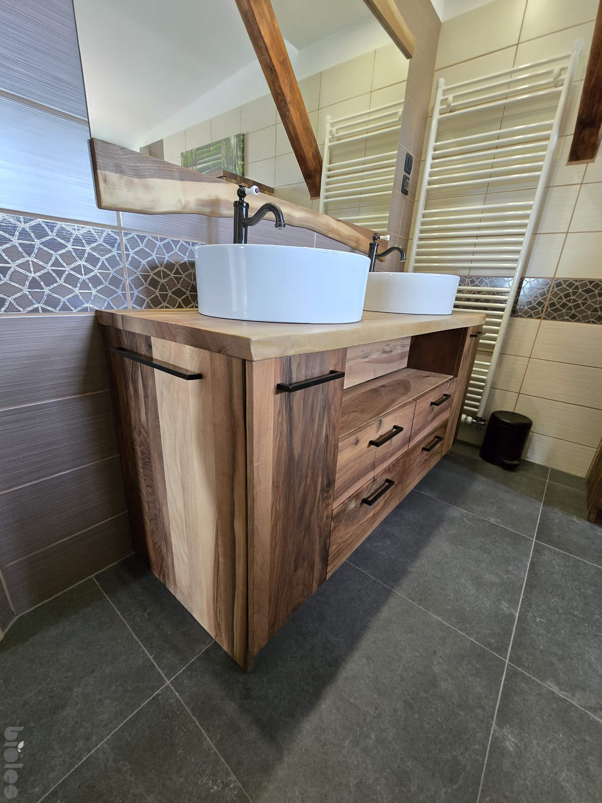 Massives Badezimmer aus Nussbaum – natürliche Eleganz und Funktionalität – Bild 2