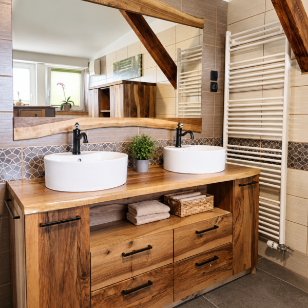 Massives Badezimmer aus Nussbaum – natürliche Eleganz und Funktionalität