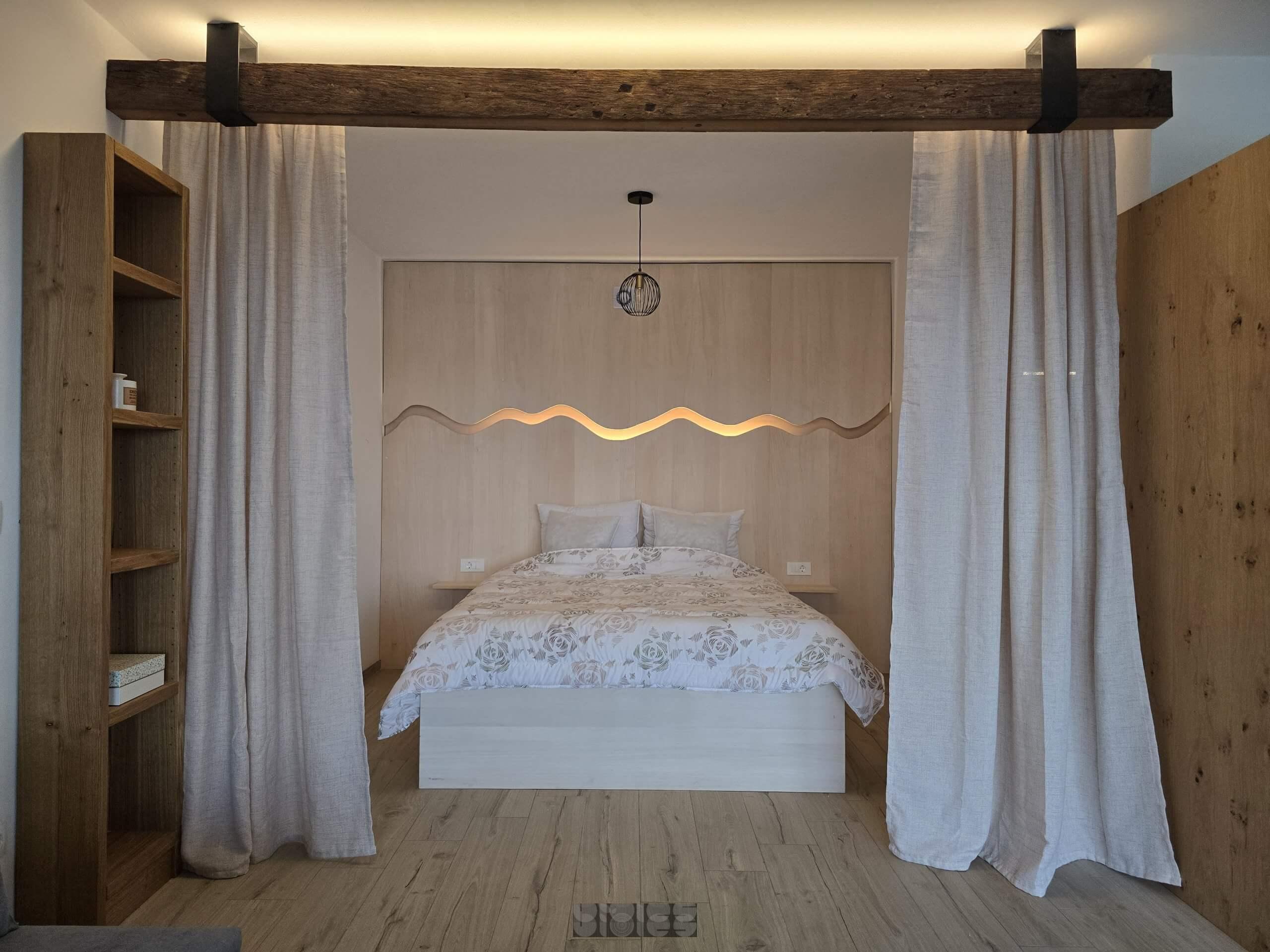 Massivholzbett mit Bergsilhouette – Wärme aus Linde & modernes Design