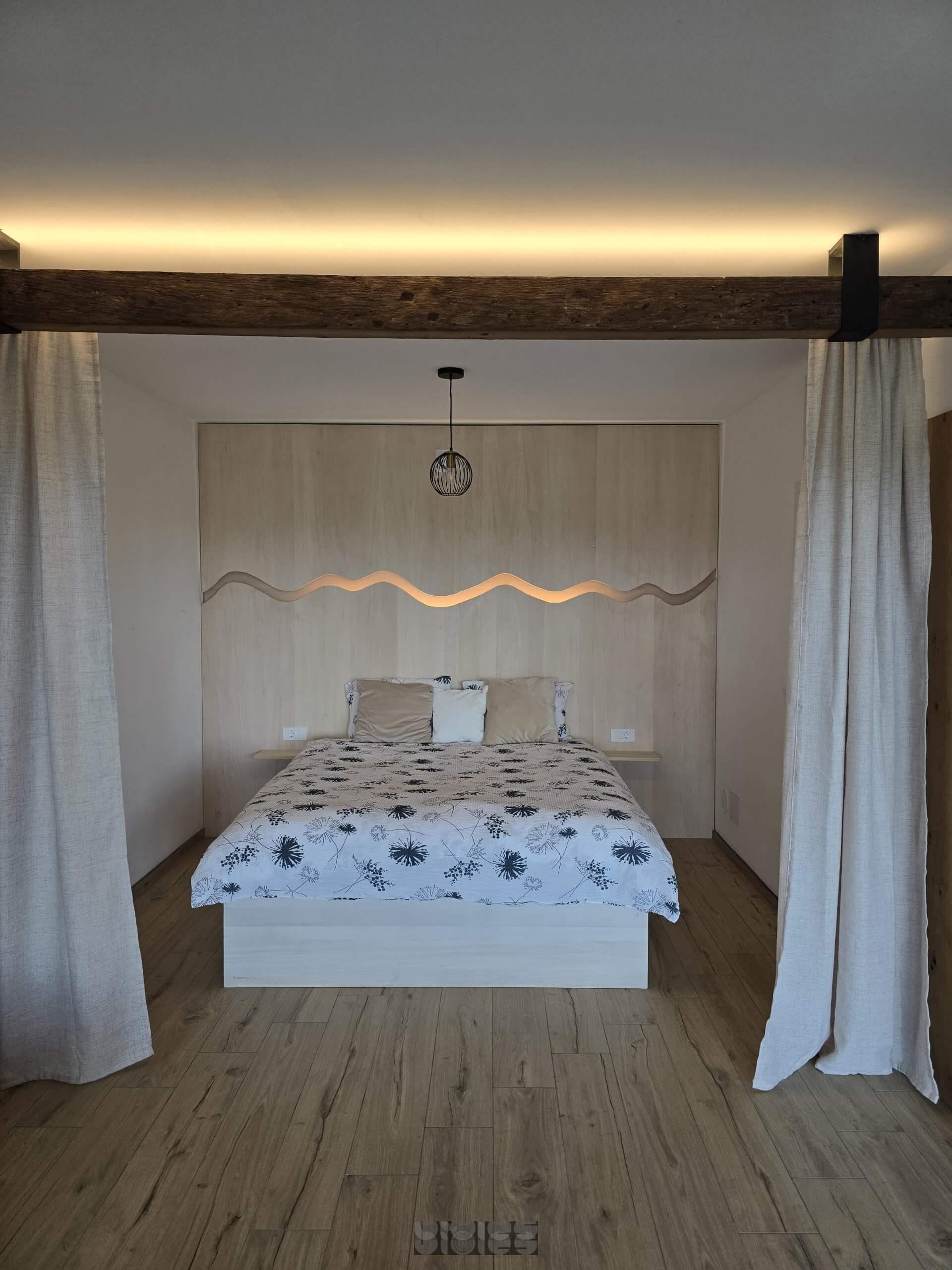 Massivholzbett mit Bergsilhouette – Wärme aus Linde & modernes Design – Bild 2