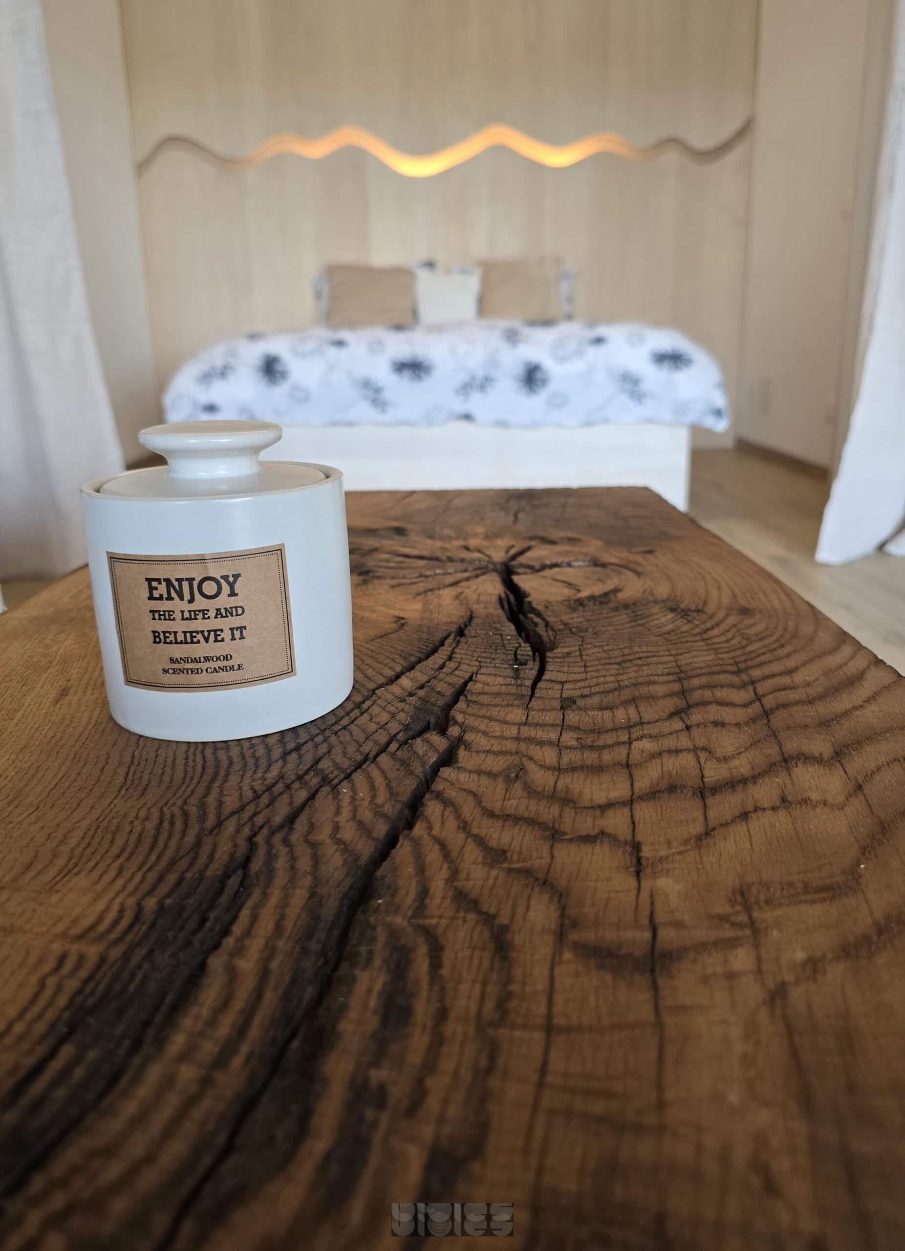 Massivholzbett mit Bergsilhouette – Wärme aus Linde & modernes Design – Bild 3