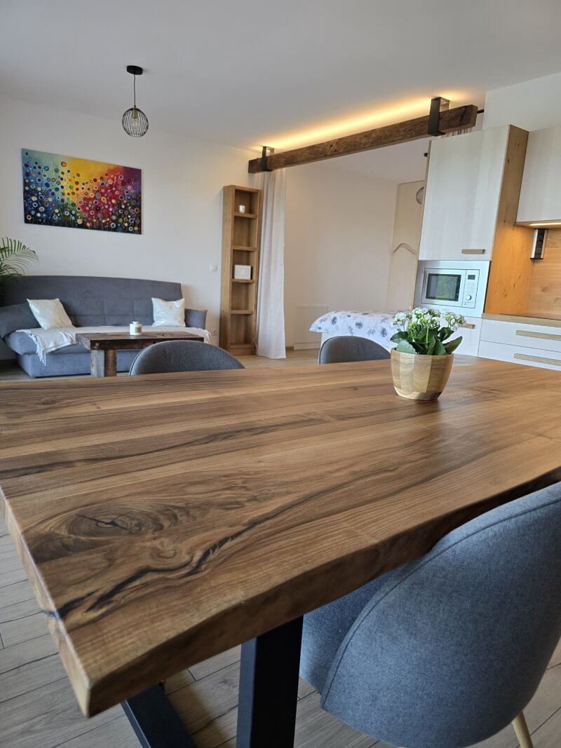 Einzigartiger Tisch aus massivem Nussbaumholz mit natürlicher Kante - 200 x 90 cm – Bild 2