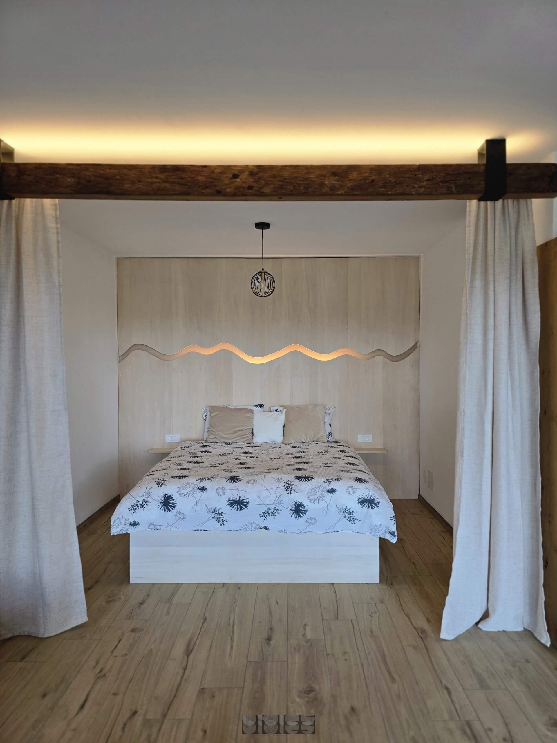 Massivholzbett mit Bergsilhouette – Wärme aus Linde & modernes Design – Bild 4
