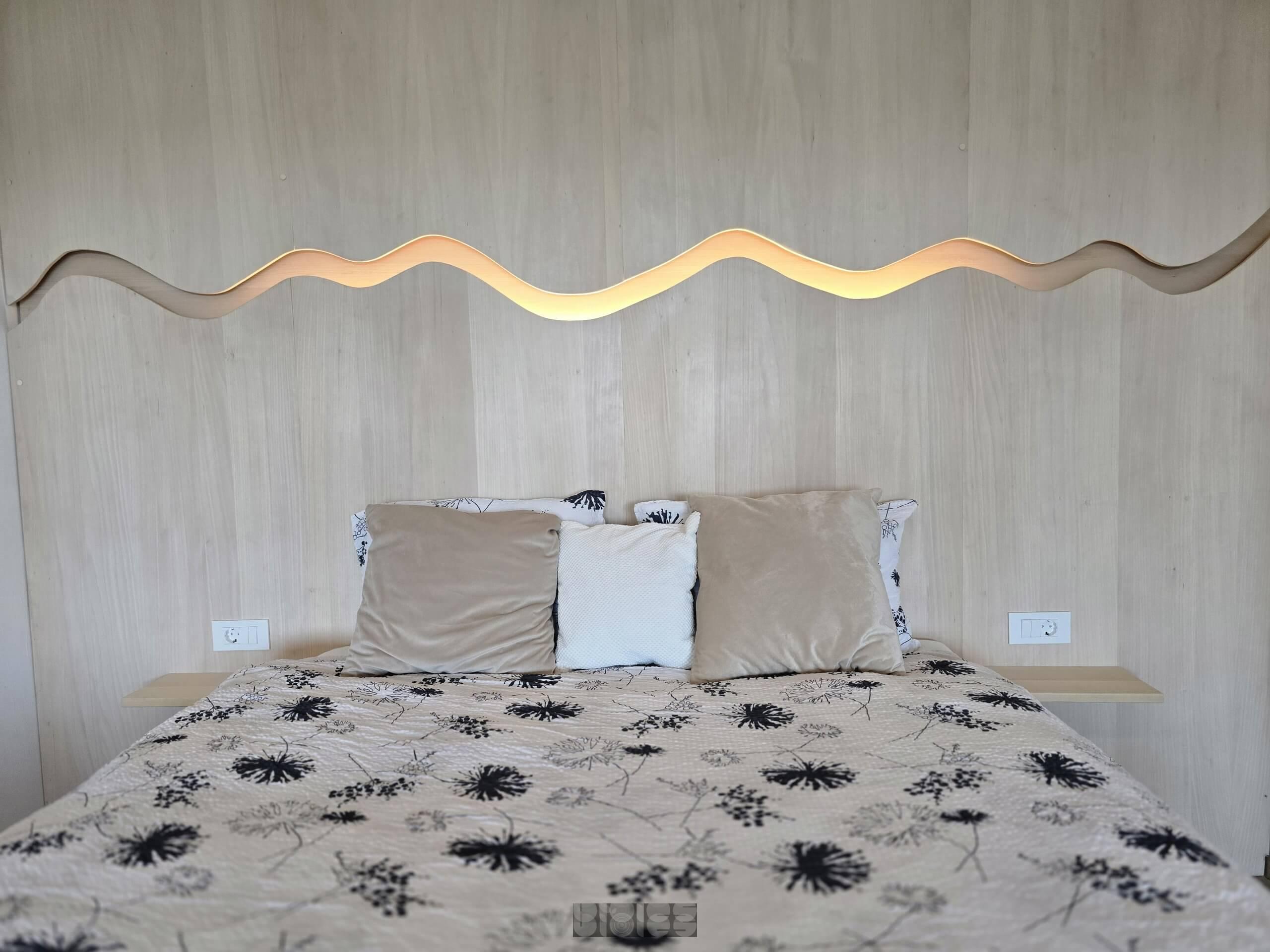 Massivholzbett mit Bergsilhouette – Wärme aus Linde & modernes Design – Bild 5