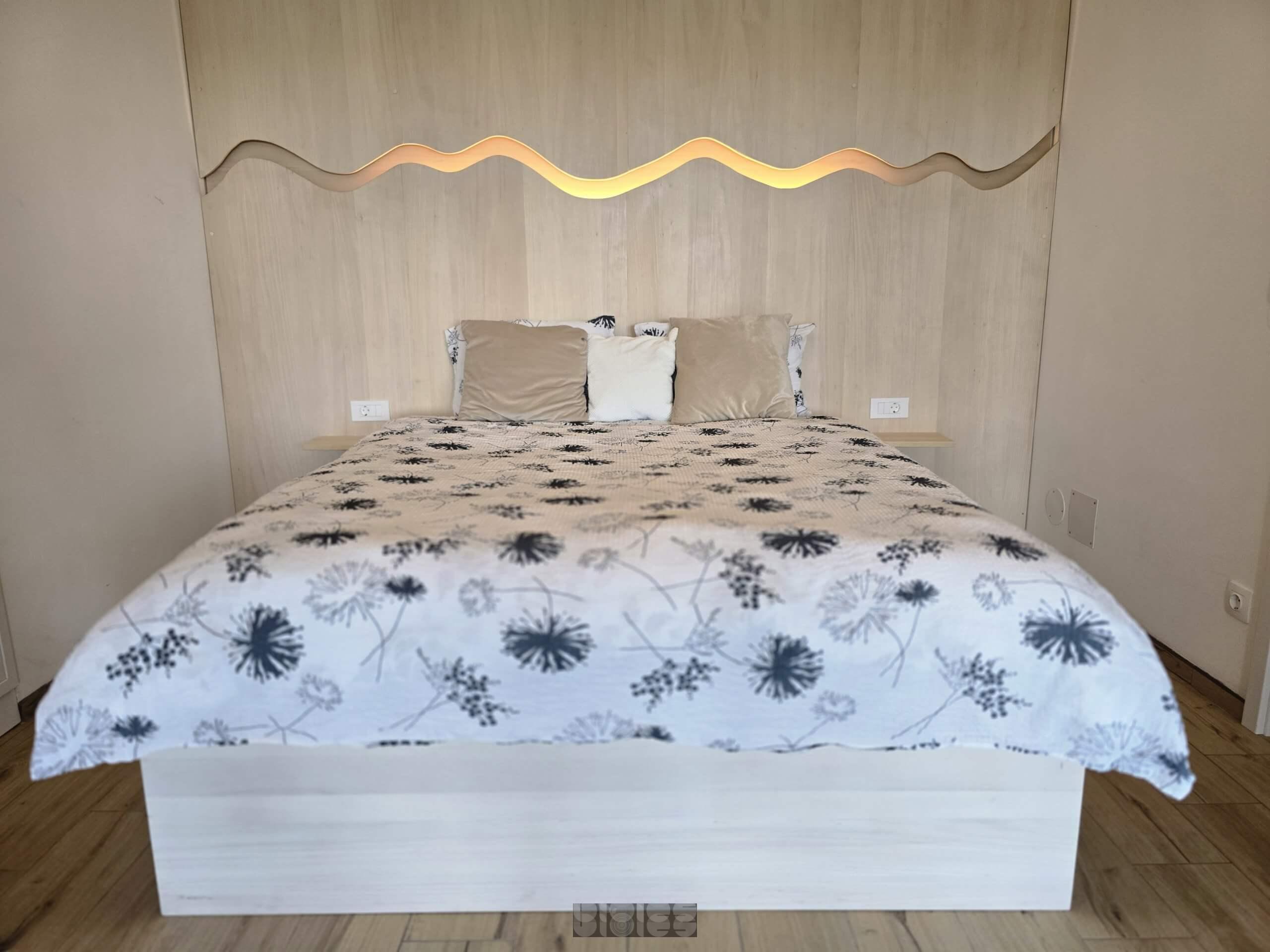 Massivholzbett mit Bergsilhouette – Wärme aus Linde & modernes Design – Bild 6