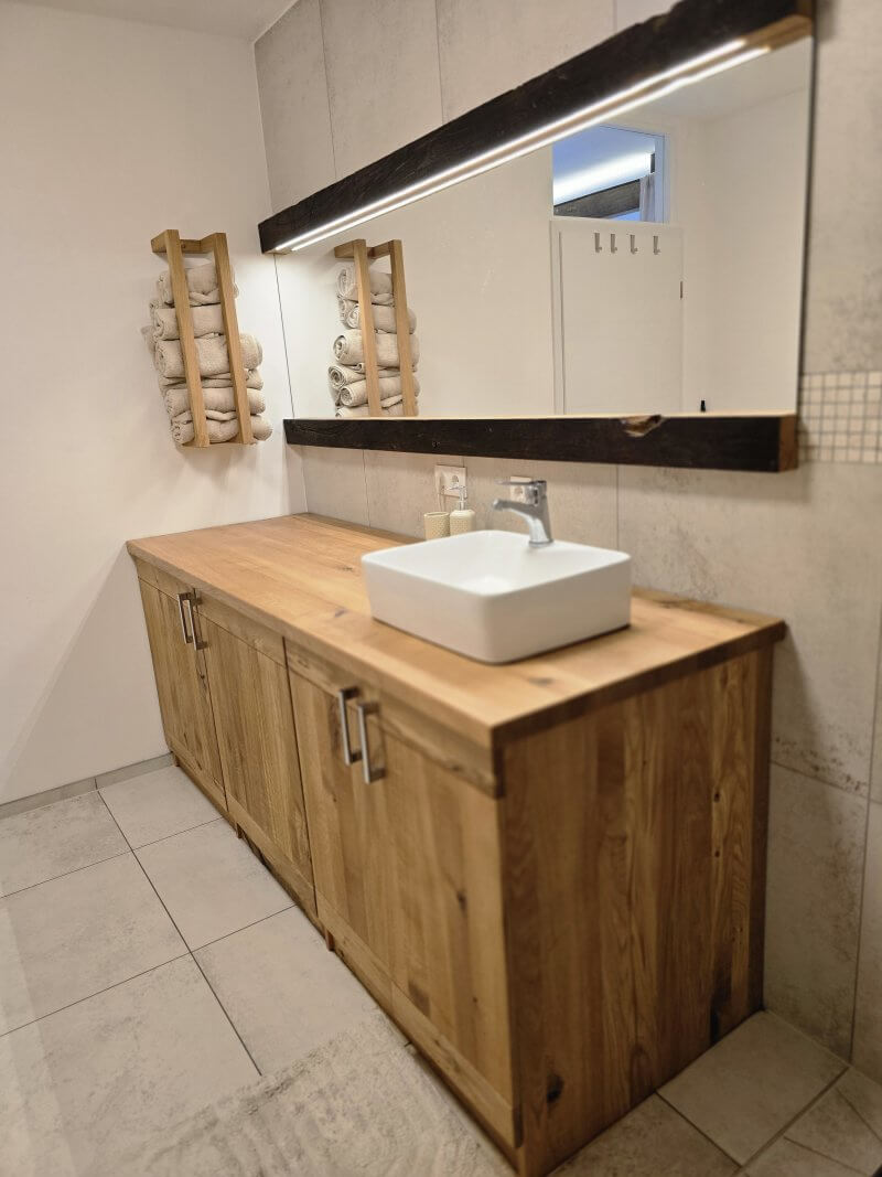 Massivholz-Badmöbel aus Wildeiche – Eleganz, Wärme und zeitlose Qualität – Bild 2