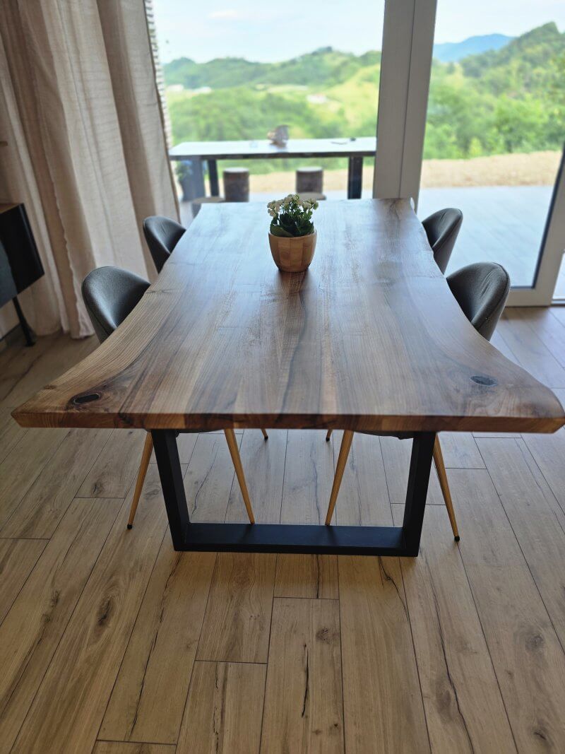 Einzigartiger Tisch aus massivem Nussbaumholz mit natürlicher Kante - 200 x 90 cm – Bild 4