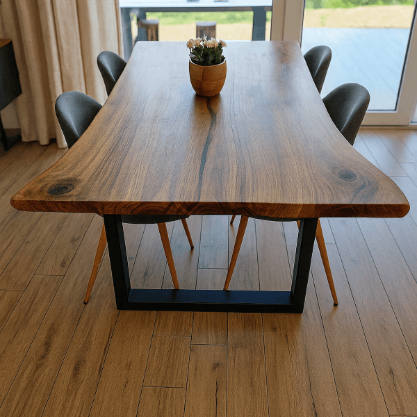 Einzigartiger Tisch aus massivem Nussbaumholz mit natürlicher Kante - 200 x 90 cm