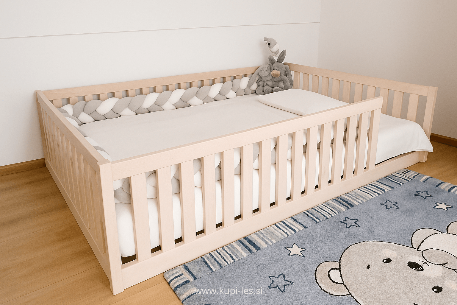 Popolna postelja za vašega malčka – ročno izdelana iz naravnega, beljenega lesa jelše, po načelih Montessori pedagogike.
Nizka konstrukcija omogoÄŤa otroku, da samostojno zleze v posteljo in iz nje, kar spodbuja obÄŤutek samostojnosti in varnosti.