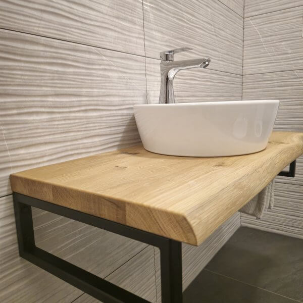 Massives Eichen-Waschbeckenelement mit natürlicher Baumkante – Eleganz und Wärme in einem ✨