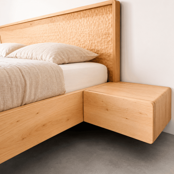 Dolly – schwebendes Bett aus massivem Erlenholz mit handbearbeitetem Kopfteil