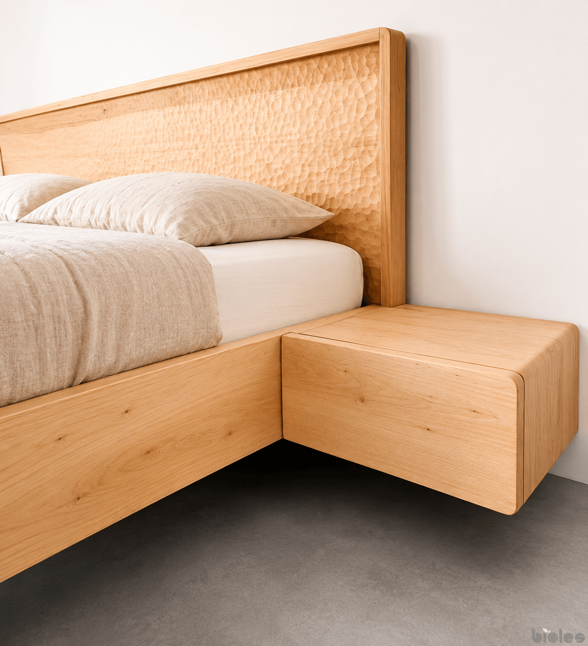 Dolly – schwebendes Bett aus massivem Erlenholz mit handbearbeitetem Kopfteil