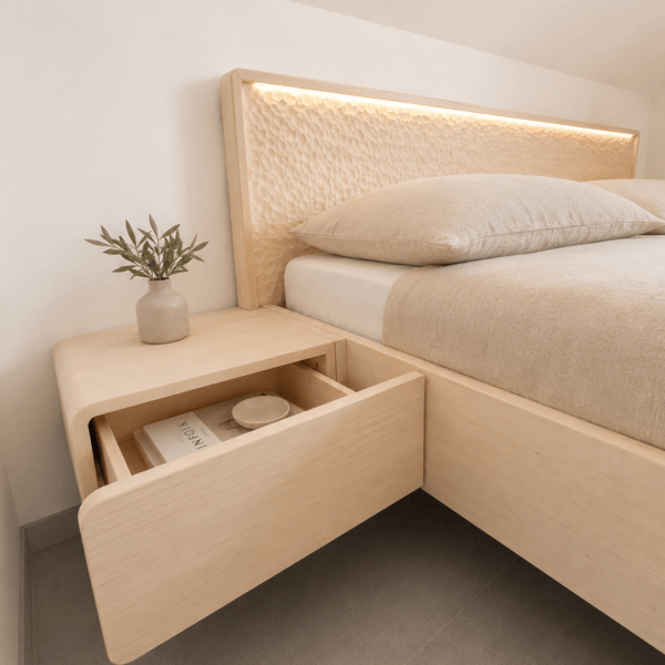 Dolly – Schwebebett aus massivem Lindenholz mit handgearbeitetem Kopfteil