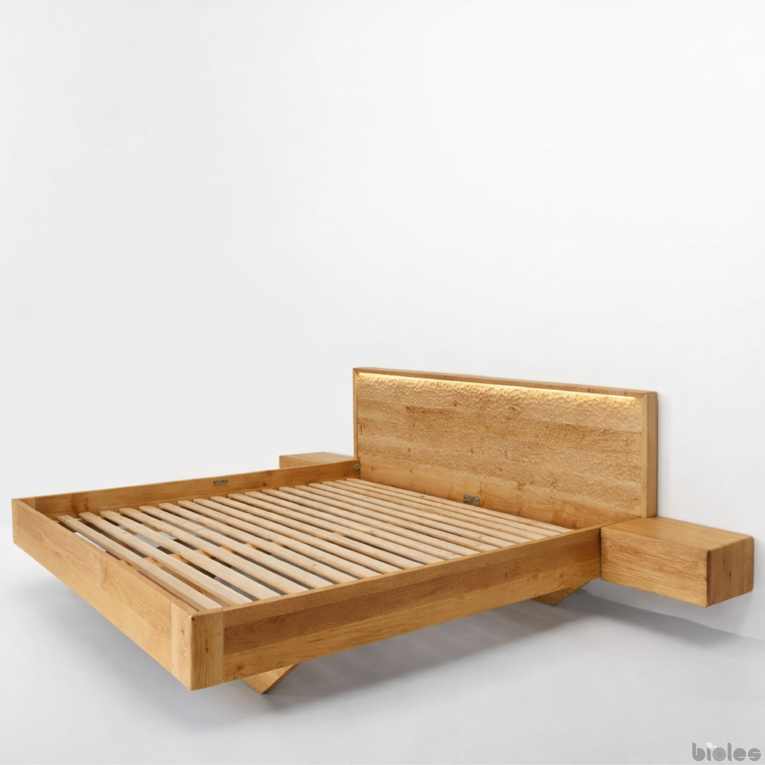 Dolly – schwebendes Bett aus massivem Erlenholz mit handbearbeitetem Kopfteil – Bild 4