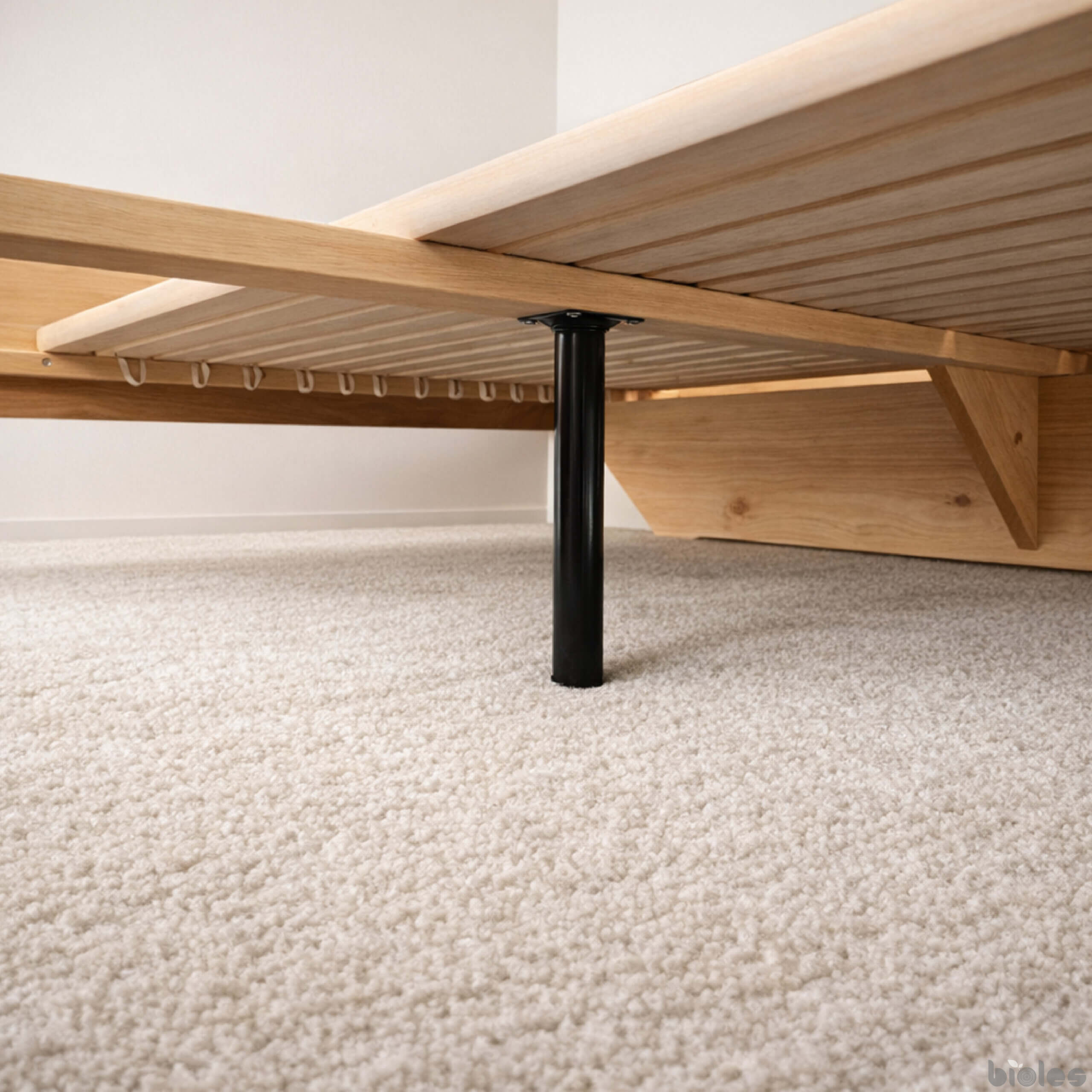 Dolly – schwebendes Bett aus massivem Erlenholz mit handbearbeitetem Kopfteil – Bild 6