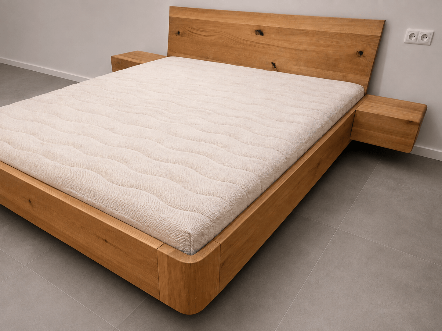 LOMA – Schwebebett aus Massivholz mit zeitlosem Design – Bild 2